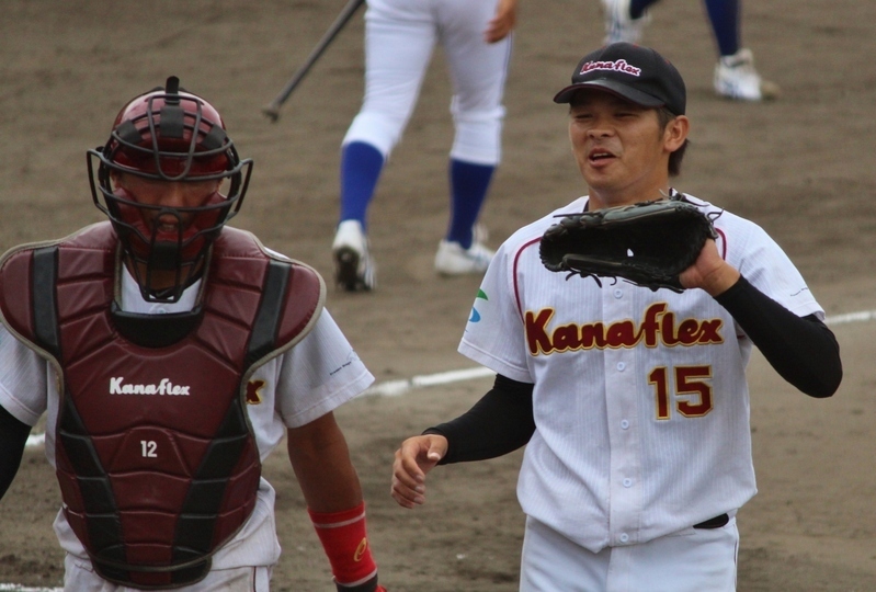 一、三塁のピンチをしのいで戻る大西投手と福田捕手。