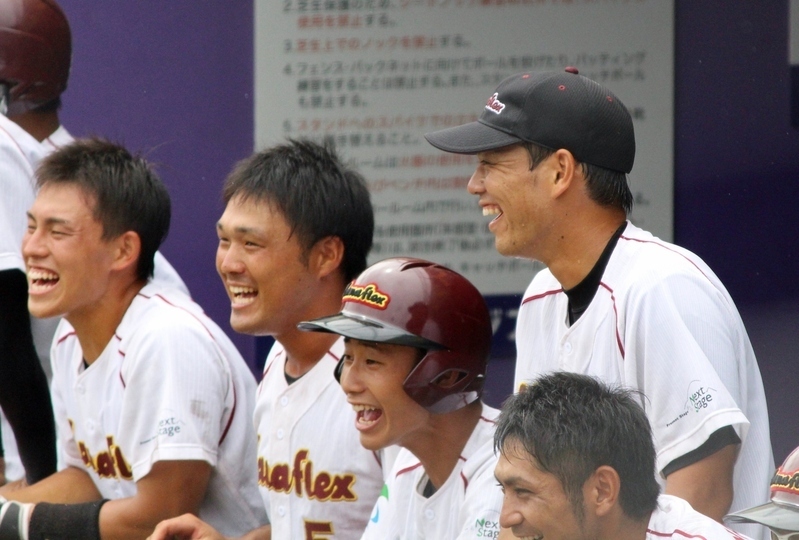 副主将・藤井選手(右)ら、みんなが大笑い！逆転を願ってベンチは大盛り上がりです。