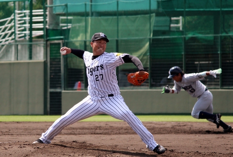 3回1死一塁で荒木選手の打席を迎えた秋山投手。後ろで亀澤選手がスタート。