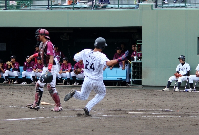 二塁打で出ていた横田選手が同点のホームイン。