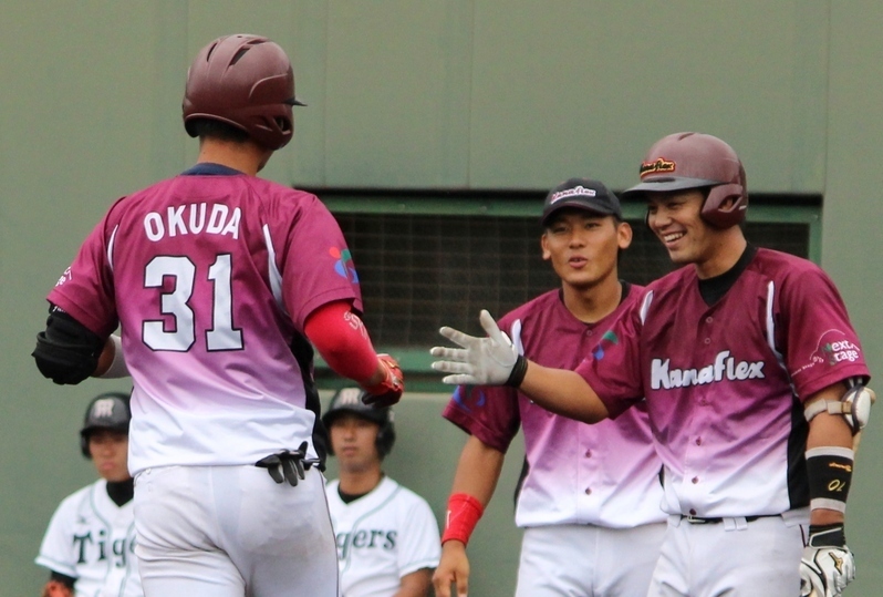 2ランを放った奥田選手を笑顔で迎える藤井選手(右)。