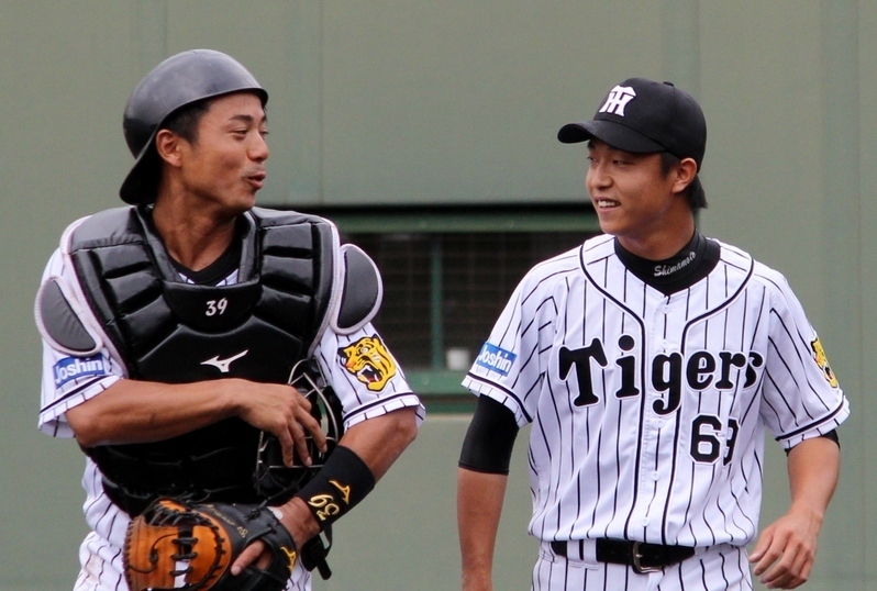 5回1イニングを三者凡退！小宮山選手(左)と笑顔で戻ります。