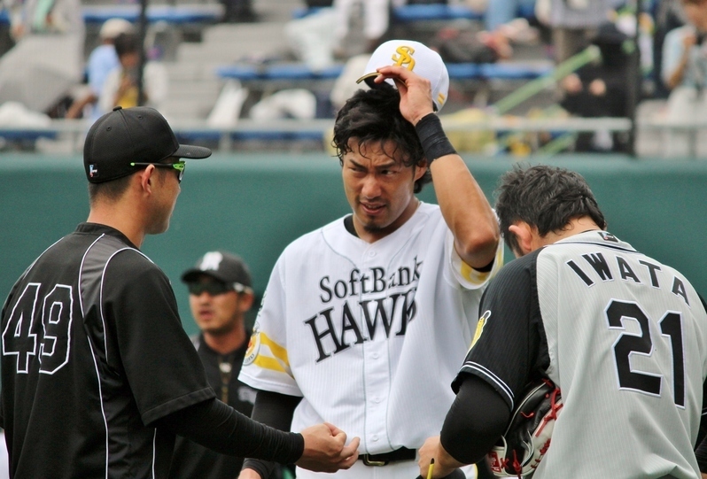 試合前、今成選手(左)と岩田投手(右)に挨拶する柳田悠岐選手。