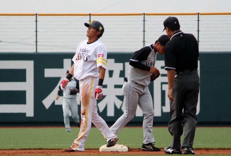 鶴岡選手が植田選手(中)に送ってアウト！悔しがる“盗塁王”。