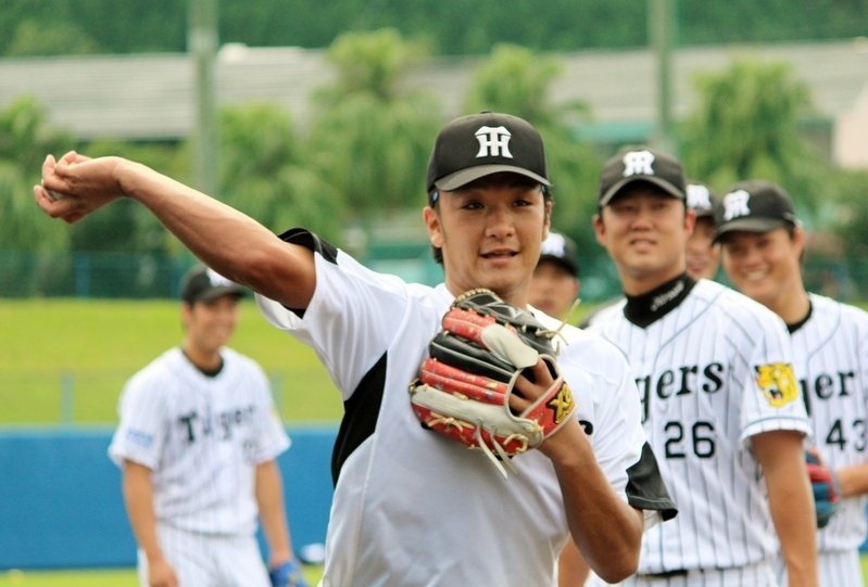 試合前の練習でスローイング中の松田投手。