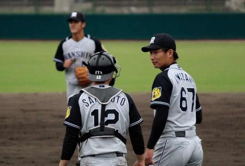 最後は三振で試合終了。岩崎投手(右)と坂本捕手。