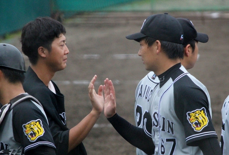勝利のハイタッチを交わす先発・横山投手(左)と抑えの岩崎投手。