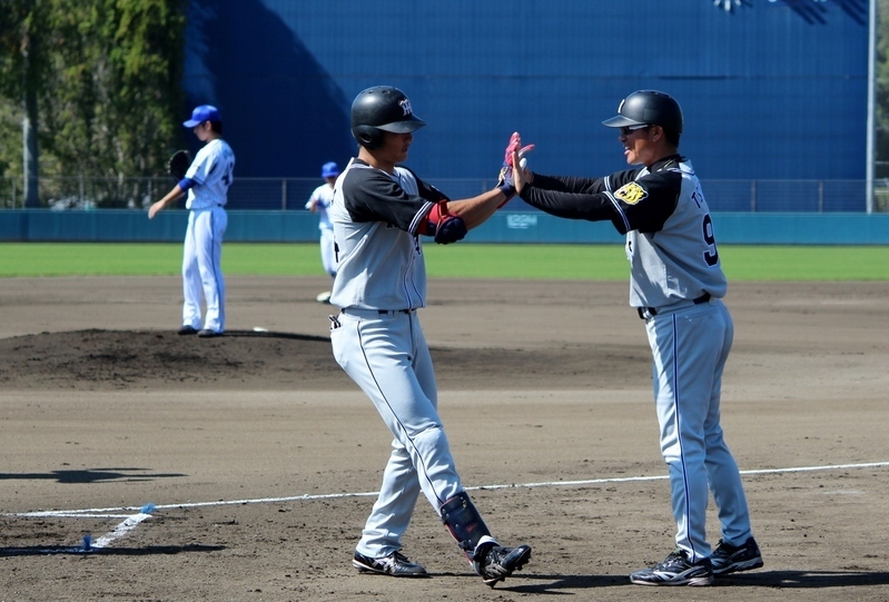 2回に先制のホームランを放った横田選手(左)。