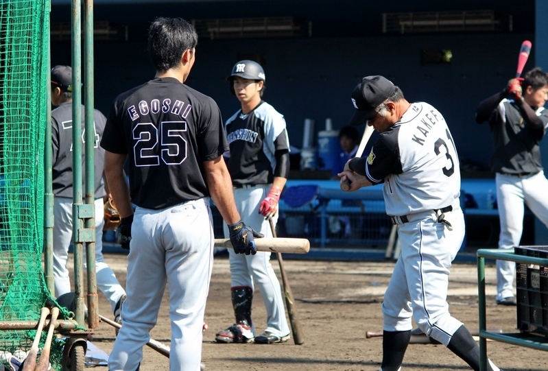この日も掛布監督は、試合前の打撃練習で江越選手(左)を指導。