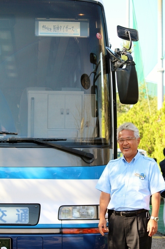 ずっとチームの送迎をしてくださっている宮崎交通の西村さん。12年間、無事故です。