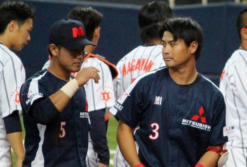 試合終了の挨拶で鶴田選手(左)を見る野原選手。