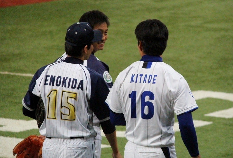 次の試合で先発する日本新薬の榎田宏樹投手(阪神・榎田投手の弟)と北出投手。