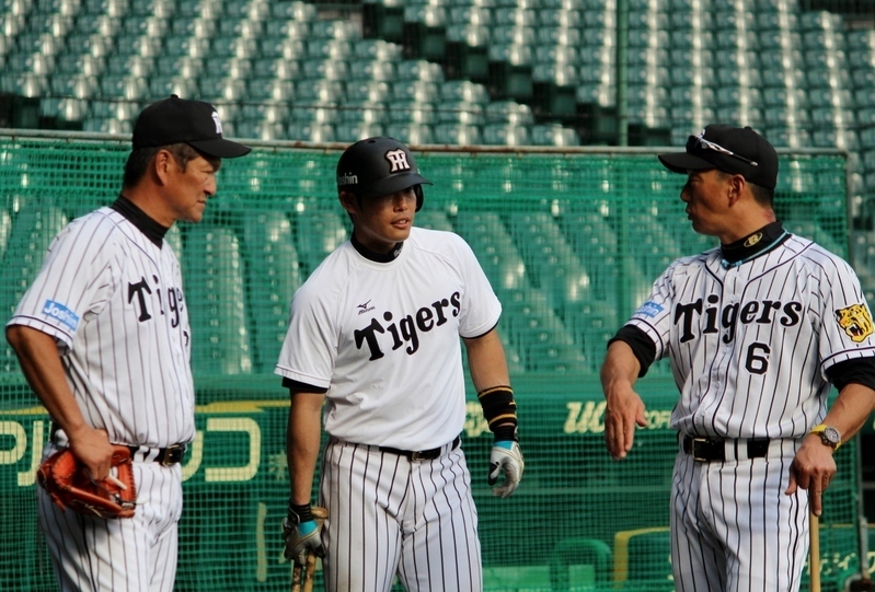 10月の秋季練習で金本監督(右)と片岡コーチ(左)にアドバイスされる原口選手。