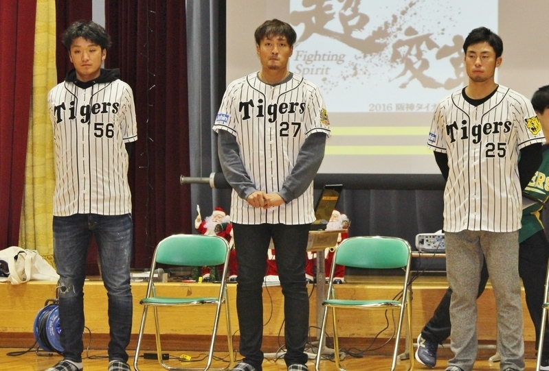 これは一番最初に挨拶をするところです。左から松田、秋山、江越の3選手。