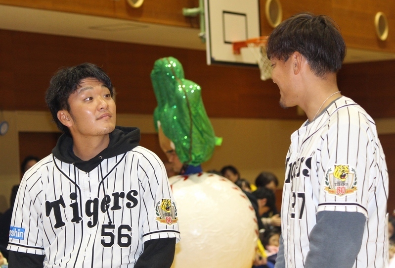 松田投手(左)のこの顔を見て、思わず笑う秋山投手。