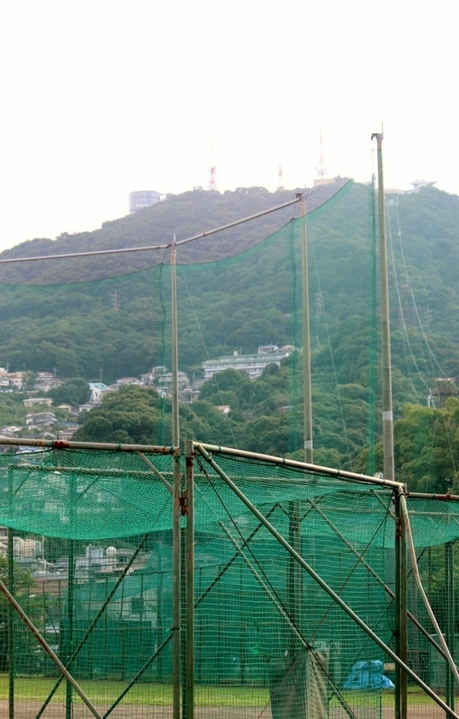 三菱重工長崎のグラウンドから見える稲佐山。