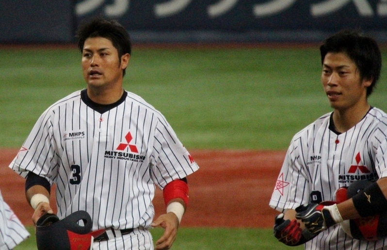 2015年の社会人野球日本選手権。野原選手(左)と江越選手。
