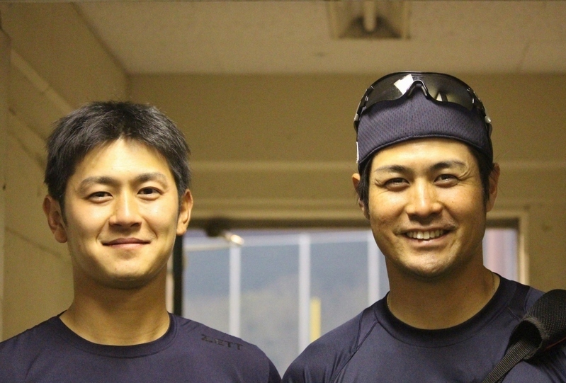 昨年4月のJABA岡山大会。エース奥村投手(左)と2人で。