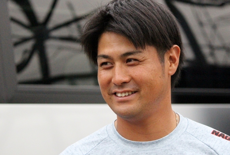 昨年10月、練習試合の後に大阪のファンの方と笑顔で話す野原選手。