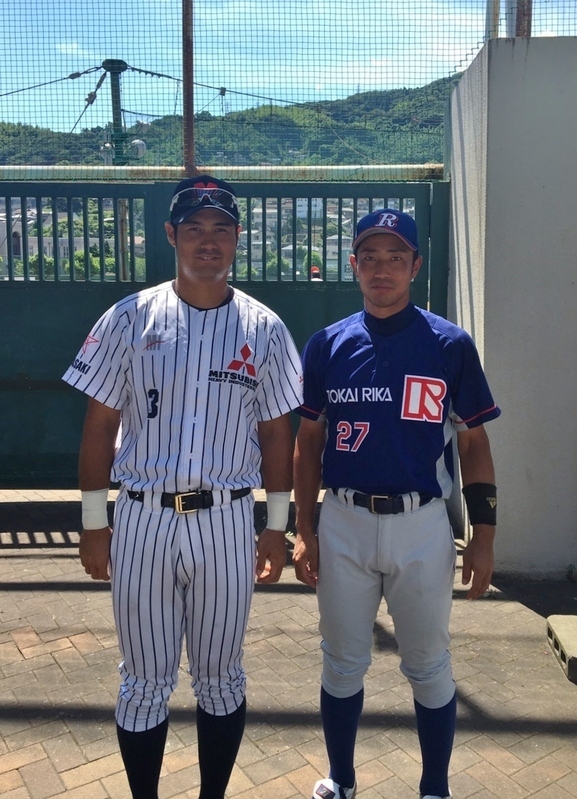 昨年8月のJABA九州大会。高校の同級生・東海理化の大嵜隆平選手(右)と。