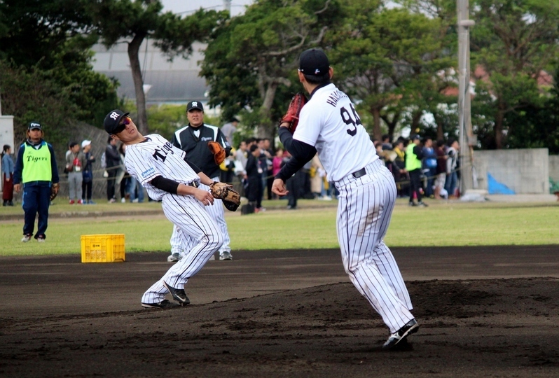 原口選手の送球を避ける岡崎選手(左)。体、柔らかいですね！