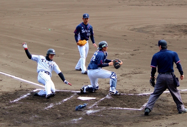 無死一、三塁となって伊藤隼選手の捕ゴロの間に生還。