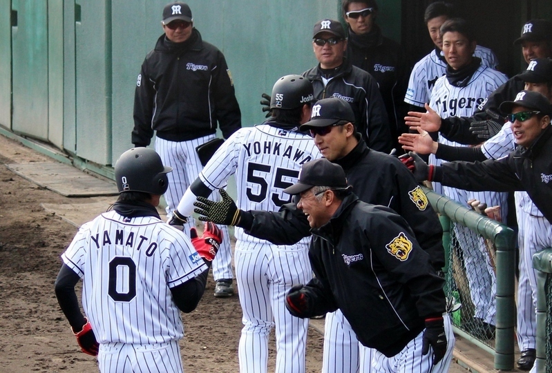 新井選手の二塁打で生還した大和選手と陽川選手。