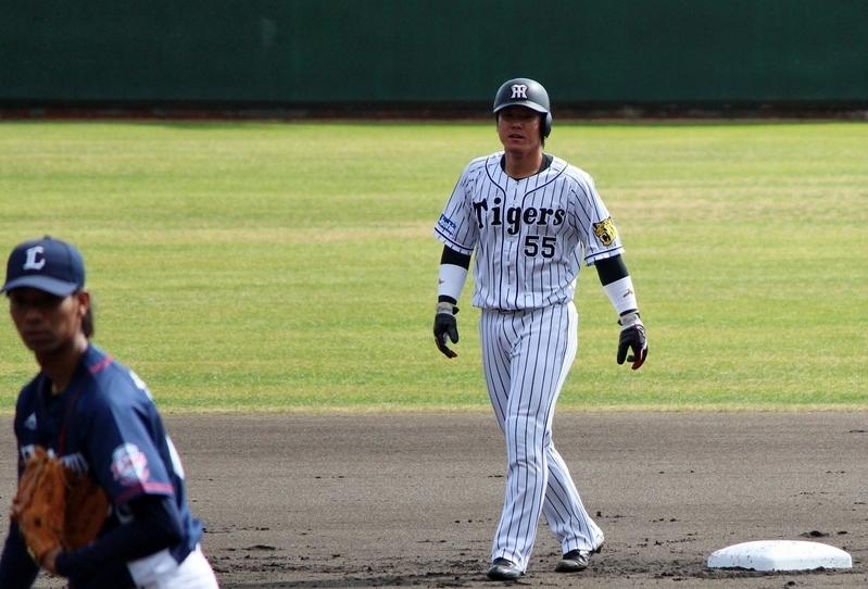 二塁打は先頭の初球で写真が間に合わず…。二塁上の陽川選手です。