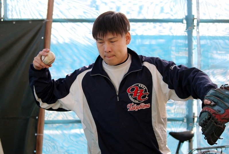 室内練習場に併設のブルペンで球を受ける田中兼任コーチ。