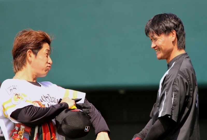 ソフトバンク・川島選手(左)と大和選手。