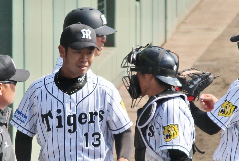 5回表終了、ベンチ前で話す榎田投手(左)と長坂選手。