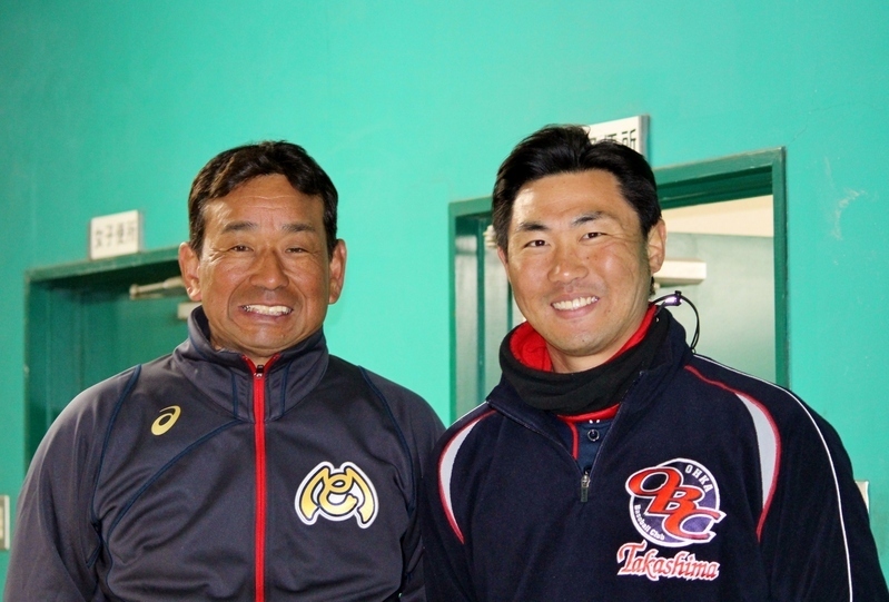 福井の北村監督(左)とOBC高島の野原監督。試合前の笑顔です。