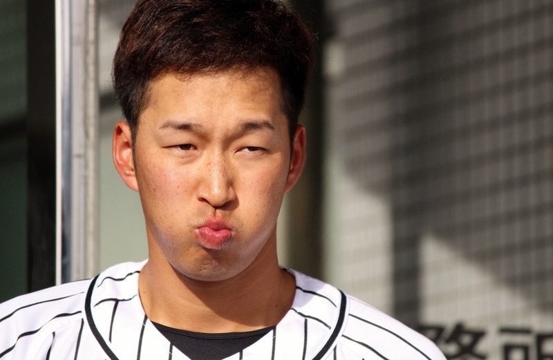 試合後の西田選手。怒っているんじゃありませんよ。口に水を含んでいるだけです。