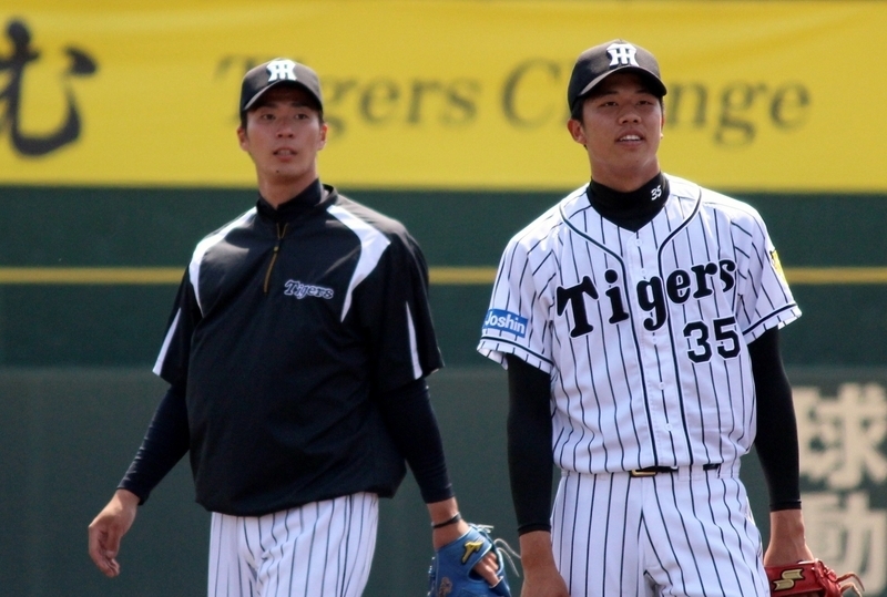 お母さん絶賛の藤谷投手(左)と並ぶ才木投手。鳴尾浜のツインタワーです。