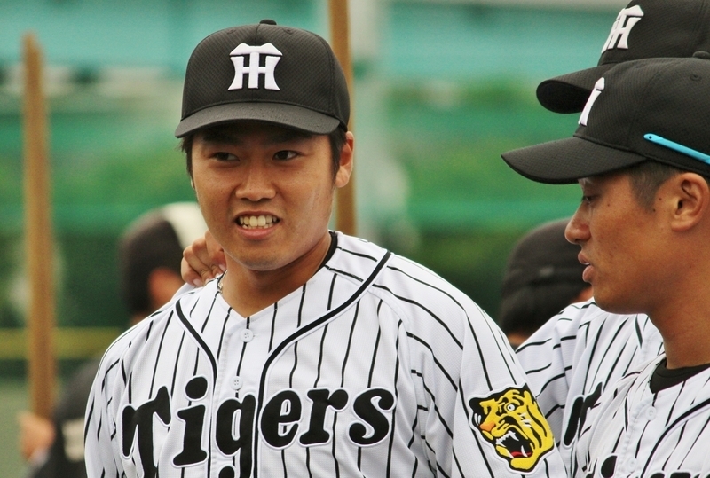 試合後、坂本選手(右)と話す福永選手。ちょっと苦笑い、ですかね。