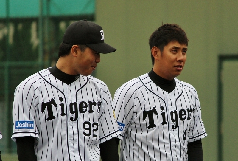 ともに1イニングを無安打無失点に抑えた山本投手(右)と伊藤隼投手。