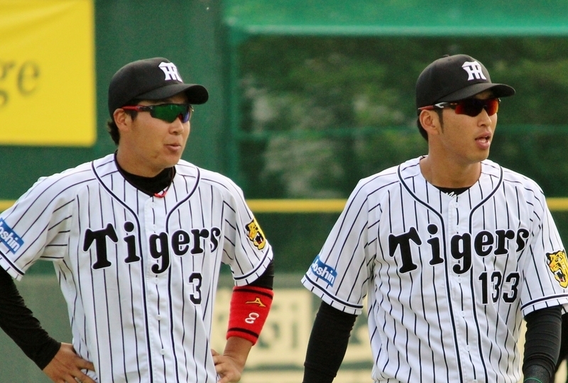17日の試合後、ランニングをする西田選手(右)と大山選手。