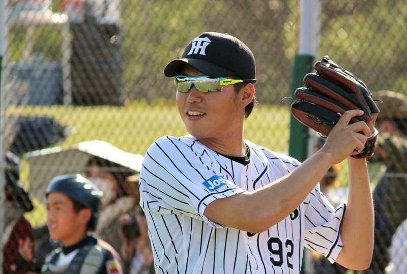 20日の野球教室で打者役をする伊藤和投手。この数時間後に吉報が届きました！