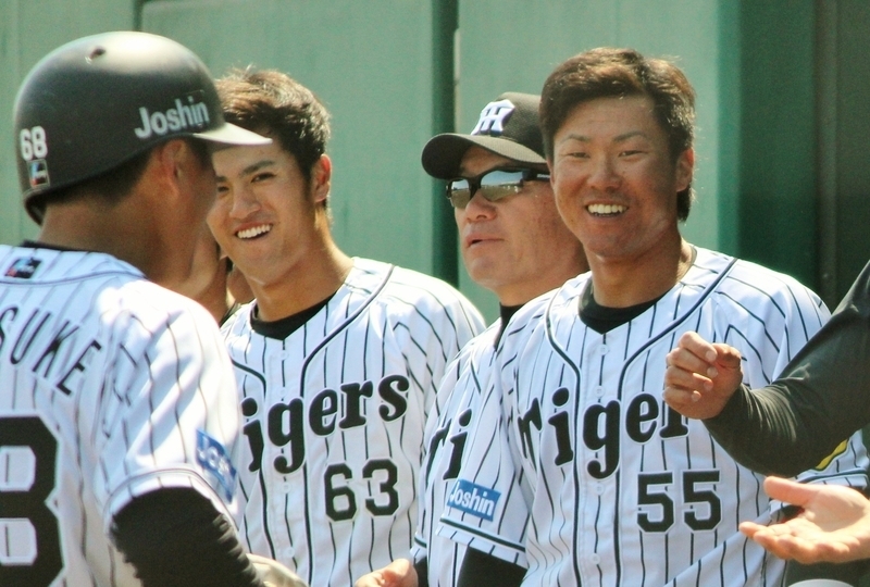 勝ち越しHRの俊介選手を迎える陽川選手(右)も満面の笑みです。