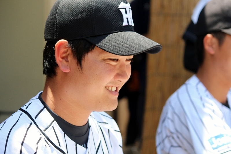 20日のサイン会に横山投手と参加した竹安投手。