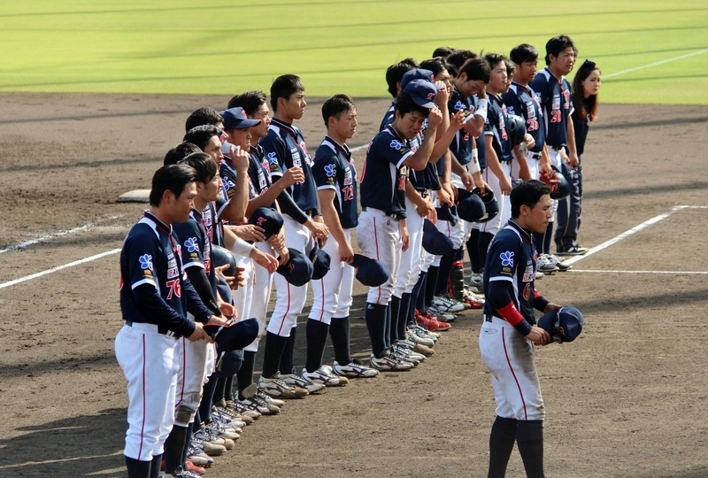 一塁側スタンドに終了時の挨拶。手前が野原監督、一歩前へ出ているのが佐竹主将。