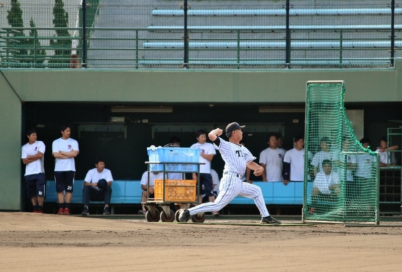 着替えたあとも時間の許す限り、阪神の特打を見学するOBC高島の選手たち。