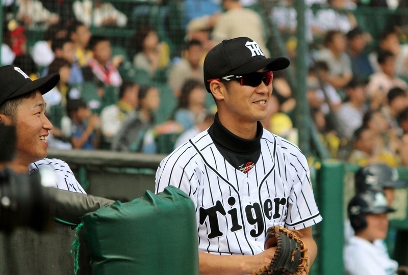西岡選手は5回に適時二塁打。ベンチでは後輩の西田選手(左)がいつも隣にいます。