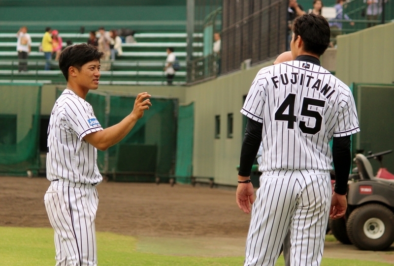 試合後に畑山スカウト(は藤谷投手で見えませんね…)、坂本選手(左)と話を。