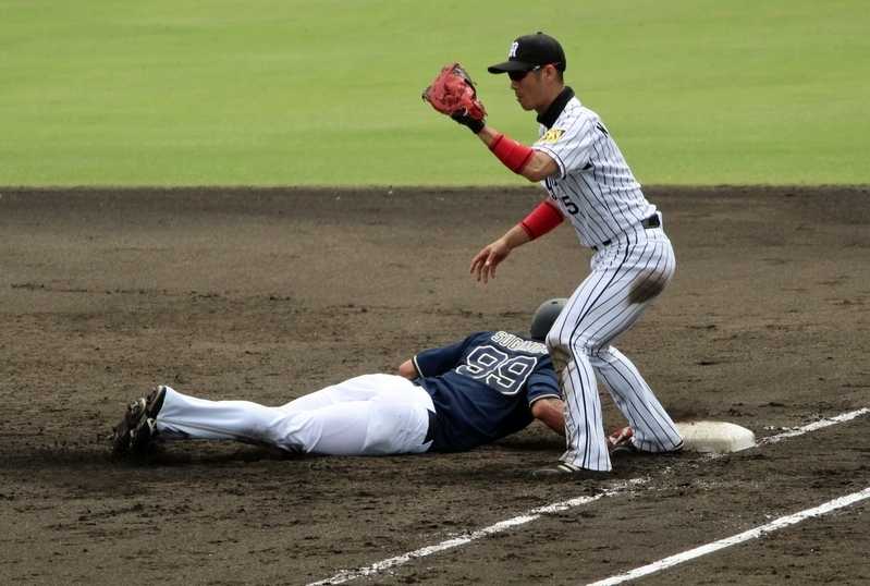 岩田投手からの牽制を受ける一塁の西岡選手。大阪桐蔭コンビでした。