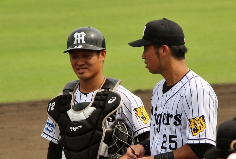 試合後、坂本選手と何か話しながら引き揚げる江越選手(右)。