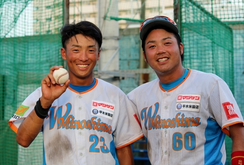 恥ずかしいというので穴田選手と2人で。HRボールを手に笑顔の夏見選手(左)。