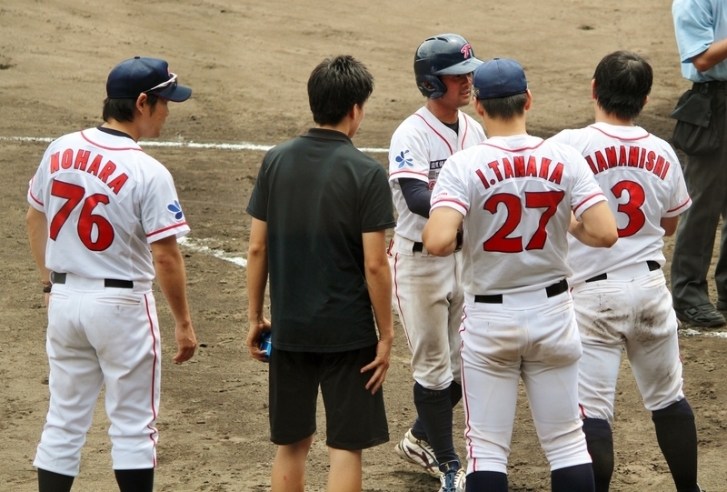濱西選手(中央)も7回の打席で足がつりました。
