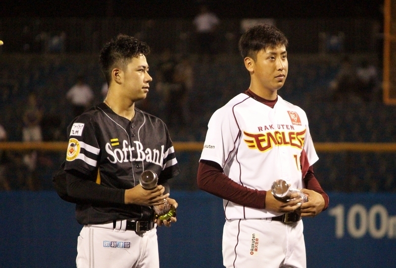 優秀選手賞の楽天・藤平投手(右)とソフトバンク・古谷投手(左)。