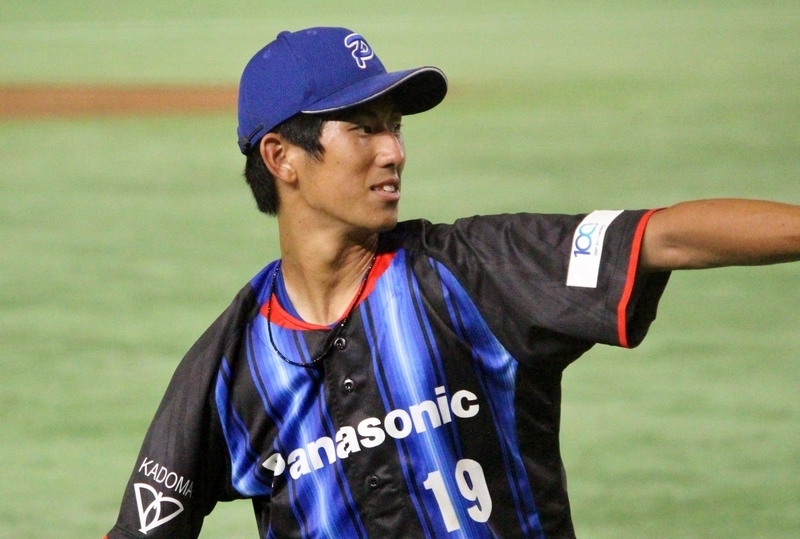 すぐ横でインタビュー中の監督に褒められ、照れながらキャッチボールする吉川投手。